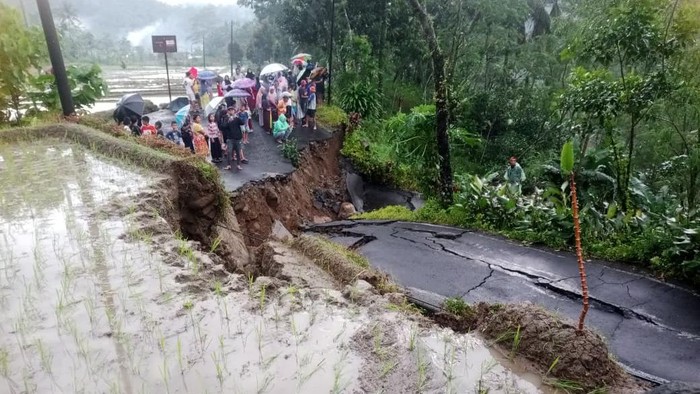 Kondisi jalan longsor yang membuat akses terputus total di Dusun Batur, Desa Panusupan, Kecamatan Rembang, Kabupaten Purbalingga, Rabu (15/10/2025) sore.