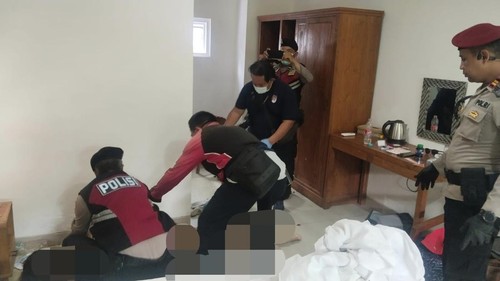 Jasad pria Rusia tertelungkup dengan baju-celana tanggal dievakuasi polisi dari dalam kamar vila di Pererenan, Badung. (Polres Badung)