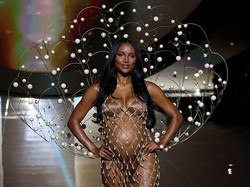 Jasmine Tookes Buka Victorias Secret Show, Pamer Perut Hamil Pakai Gaun Jaring
