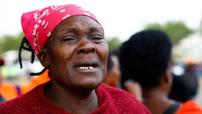 Suasana haru menyelimuti Bandara Internasional Jomo Kenyatta, Nairobi, pada Kamis (16/10/2025), ketika jenazah mantan Perdana Menteri Kenya sekaligus tokoh oposisi veteran Raila Odinga tiba dari India. Ribuan warga Kenya memadati area bandara untuk memberikan penghormatan terakhir kepada pemimpin yang dikenal gigih memperjuangkan demokrasi di negaranya itu. REUTERS/Thomas Mukoya