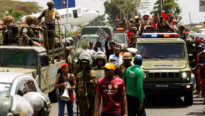 Suasana haru menyelimuti Bandara Internasional Jomo Kenyatta, Nairobi, pada Kamis (16/10/2025), ketika jenazah mantan Perdana Menteri Kenya sekaligus tokoh oposisi veteran Raila Odinga tiba dari India. Ribuan warga Kenya memadati area bandara untuk memberikan penghormatan terakhir kepada pemimpin yang dikenal gigih memperjuangkan demokrasi di negaranya itu. REUTERS/Thomas Mukoya