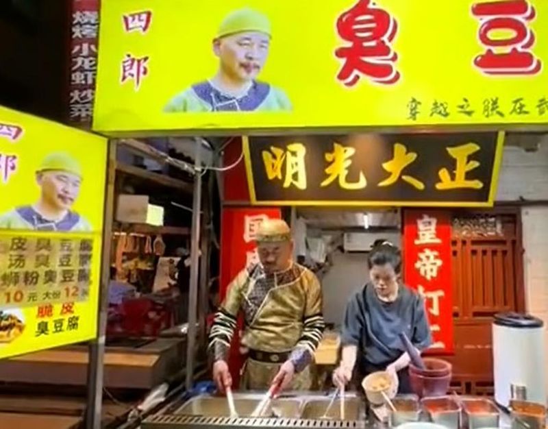 Jualan Pakai Baju Kaisar, Penjual Tahu Busuk Ini Langsung Laris Manis .