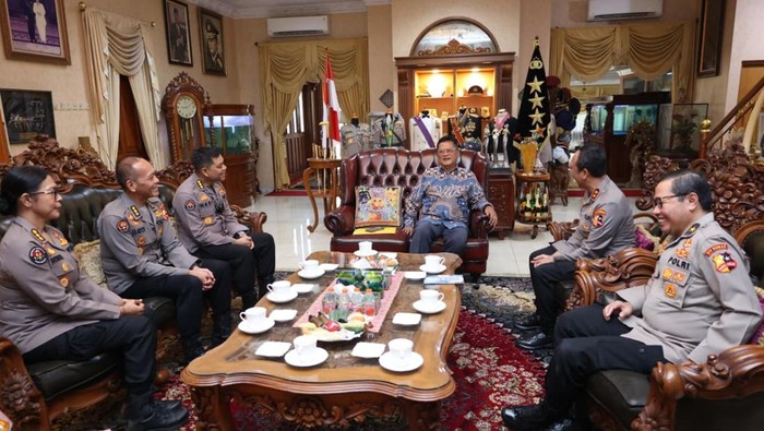 Kadiv Humas Polri Irjen Sandi Nugroho dan para PJU anjangsana ke kediaman Kadiv Humas Polri periode 1998 Jenderal Polisi (Purn) Tan Sri Dai Bachtiar. (dok istimewa)