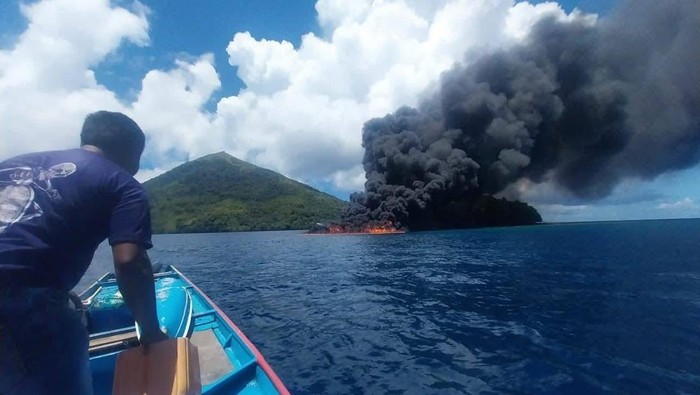 Kapal Angkut 35 Ton Minyak Terbakar di Maluku, Nakhoda-ABK Dievakuasi