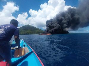 Kapal Angkut 35 Ton Minyak Terbakar di Maluku, Nakhoda-ABK Dievakuasi