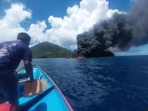 Kapal Angkut 35 Ton Minyak Terbakar di Maluku, Nakhoda-ABK Dievakuasi