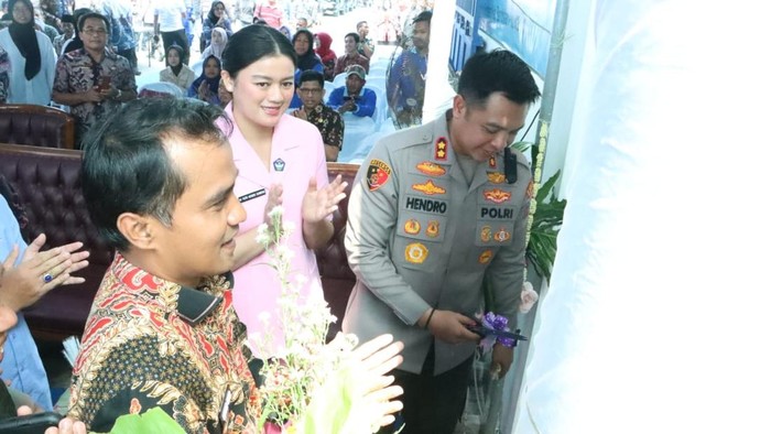 Kapolres AKBP Hendro Sukmono Kapolres AKBP Hendro Sukmono meresmikan SPPG Yayasan Kemala Bhayangkari Polres Bangkalan
