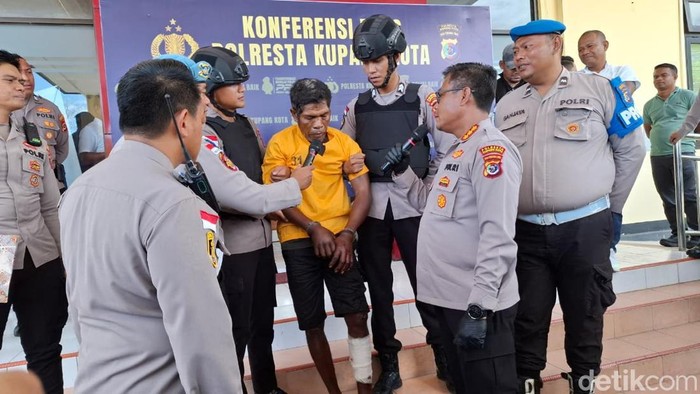 Kapolresta Kupang Kota Kombes Djoko Lestari saat memimpin konferensi pers di kantornya, Kamis (16/10/2025). (Yufengki Bria/detikBali).