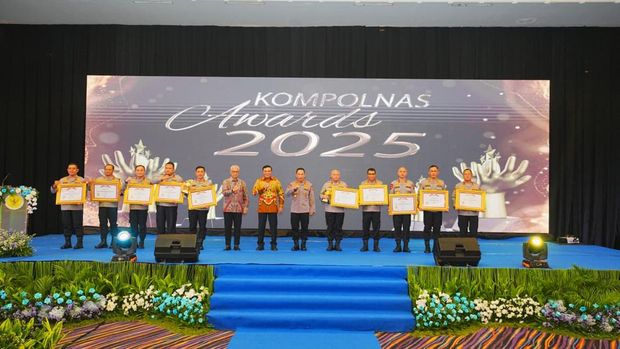 Kapolri Jenderal Listyo Sigit Prabowo menghadiri acara Kompolnas Award 2025.
