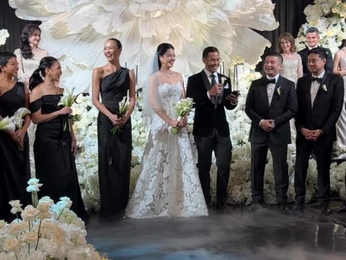 Steve Emmanuel di tengah keluarga.