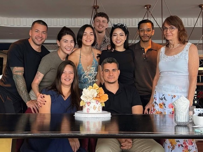 Steve Emmanuel di tengah keluarga.