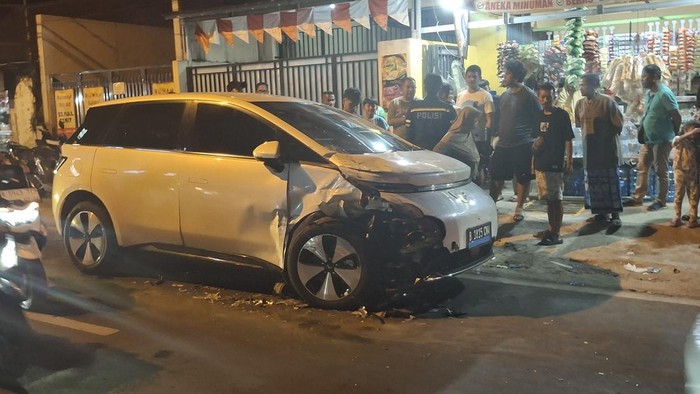 Kecelakaan mobil fortuner, mobil listrik dan satu motor  di Jl Raya Kebon Pedes, Kecamatan Tanah Sareal, Kota Bogor, Jawa Barat.