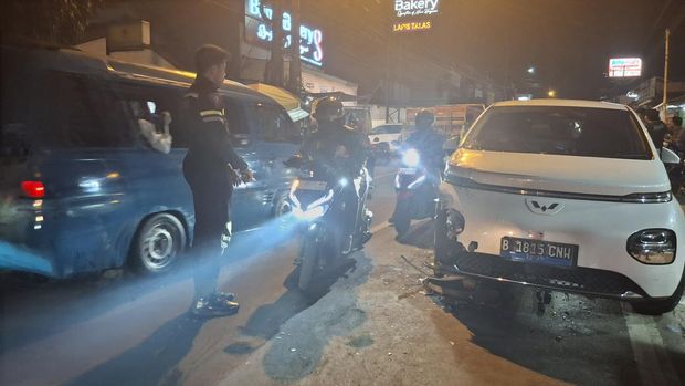 Kecelakaan mobil fortuner, mobil listrik dan satu motor  di Jl Raya Kebon Pedes, Kecamatan Tanah Sareal, Kota Bogor, Jawa Barat.