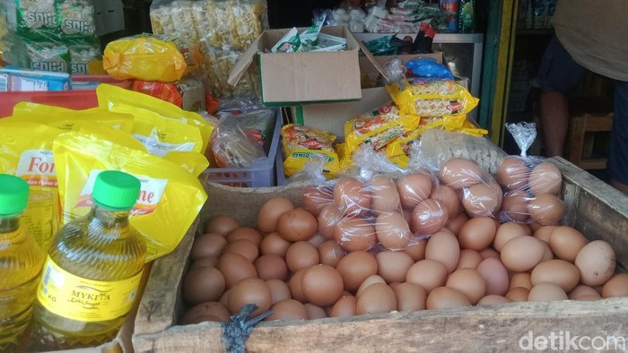 Komoditas telur ayam ras di pasar Gentongan, Kecamatan Kalikotes, Klaten.