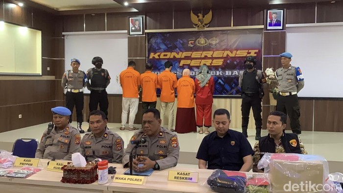 Konferensi pers kasus pembunuhan Brigadir Esco di Polres Lombok Barat, Kamis (16/10/2025). (Foto: M Zahiruddin/detikBali)