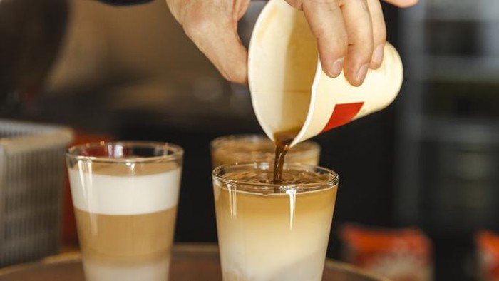 Manajemen Feels Coffe mengambil tindakan tegas dengan memecat admin medsos buntut unggahan menu yang menuai kontroversi hingga viral di medsos.