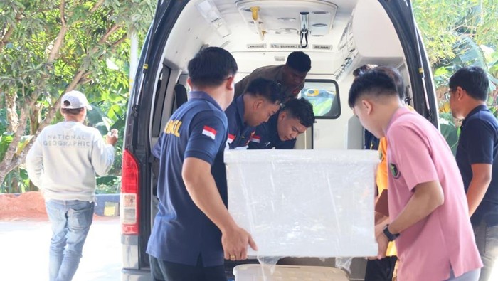 Polda Kepri Serahkan 10 Jenazah Korban Ledakan Kapal Federal II ke Keluarga