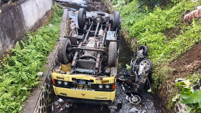 Mobil boks dan sejumlah sepeda motor terjun ke parit setelah terlibat lakalantas di wilayah Sidemen, Karangasem, Kamis (16/10/2025). (dok. Satlantas Polres Karangasem)