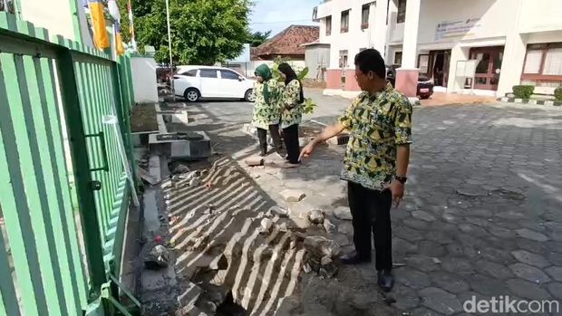 Lokasi gorong-gorong air yang jadi sarang Ular Sanca Kembang di Kantor Dinbud Kulon Progo, Kamis (16/10/2025)