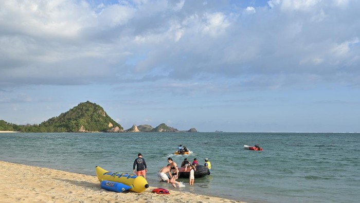 Sejumlah wisatawan asing menikmati suasana pantai Kuta, KEK Mandalika di Desa Kuta, Kecamatan Pujut, Lombok Tengah, NTB, Kamis (16/10/2025). Pulau Lombok Provinsi NTB berhasil meraih peringkat kedua sebagai Pulau Terbaik di Asia dalam ajang bergengsi Readers' Choice Awards 2025 yang diselenggarakan oleh majalah perjalanan terkemuka Condé Nast Traveller berdasarkan penilaian pembaca dimana Lombok mampu memberikan pengalaman berlibur yang lebih autentik, berkesan dan berkualitas dengan skor 94,86 poin.ANTARA FOTO/Ahmad Subaidi