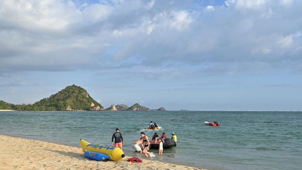 Lombok Bikin Bangga Indonesia, Raih Predikat Pulau Terbaik Kedua di Asia 2025 Sejumlah wisatawan asing menikmati suasana pantai Kuta, KEK Mandalika di Desa Kuta, Kecamatan Pujut, Lombok Tengah, NTB, Kamis (16/10/2025). Pulau Lombok Provinsi NTB berhasil meraih peringkat kedua sebagai Pulau Terbaik di Asia dalam ajang bergengsi Readers' Choice Awards 2025 yang diselenggarakan oleh majalah perjalanan terkemuka Condé Nast Traveller berdasarkan penilaian pembaca dimana Lombok mampu memberikan pengalaman berlibur yang lebih autentik, berkesan dan berkualitas dengan skor 94,86 poin.ANTARA FOTO/Ahmad Subaidi