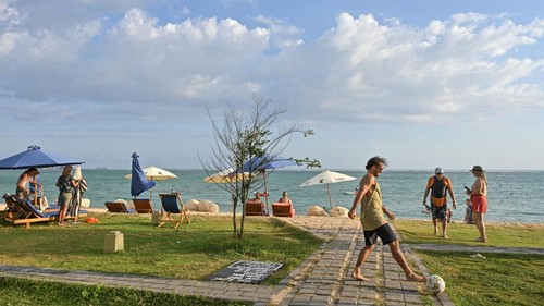 Sejumlah wisatawan asing menikmati suasana pantai Kuta, KEK Mandalika di Desa Kuta, Kecamatan Pujut, Lombok Tengah, NTB, Kamis (16/10/2025). Pulau Lombok Provinsi NTB berhasil meraih peringkat kedua sebagai Pulau Terbaik di Asia dalam ajang bergengsi Readers Choice Awards 2025 yang diselenggarakan oleh majalah perjalanan terkemuka Condé Nast Traveller berdasarkan penilaian pembaca dimana Lombok mampu memberikan pengalaman berlibur yang lebih autentik, berkesan dan berkualitas dengan skor 94,86 poin.ANTARA FOTO/Ahmad Subaidi