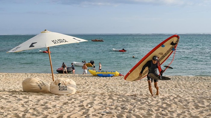 Sejumlah wisatawan asing menikmati suasana pantai Kuta, KEK Mandalika di Desa Kuta, Kecamatan Pujut, Lombok Tengah, NTB, Kamis (16/10/2025). Pulau Lombok Provinsi NTB berhasil meraih peringkat kedua sebagai Pulau Terbaik di Asia dalam ajang bergengsi Readers' Choice Awards 2025 yang diselenggarakan oleh majalah perjalanan terkemuka Condé Nast Traveller berdasarkan penilaian pembaca dimana Lombok mampu memberikan pengalaman berlibur yang lebih autentik, berkesan dan berkualitas dengan skor 94,86 poin.ANTARA FOTO/Ahmad Subaidi