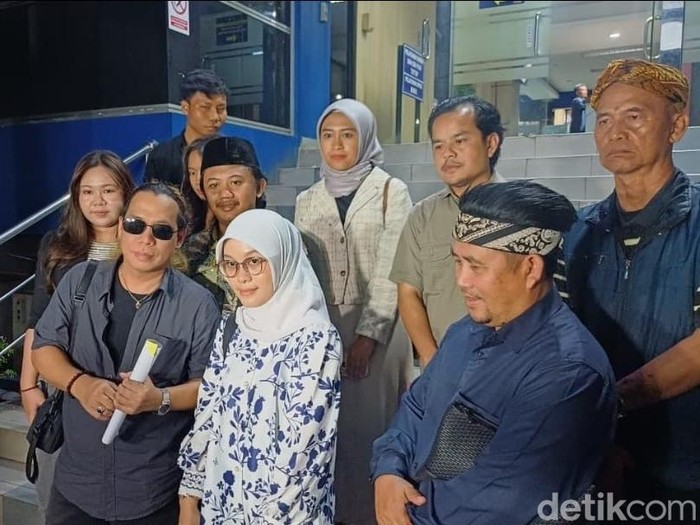 Mantan Karyawan Ashanty Mantan karyawan gagal laporkan Ashanty ke Polda Metro Jaya terkait dugaan TPPU.