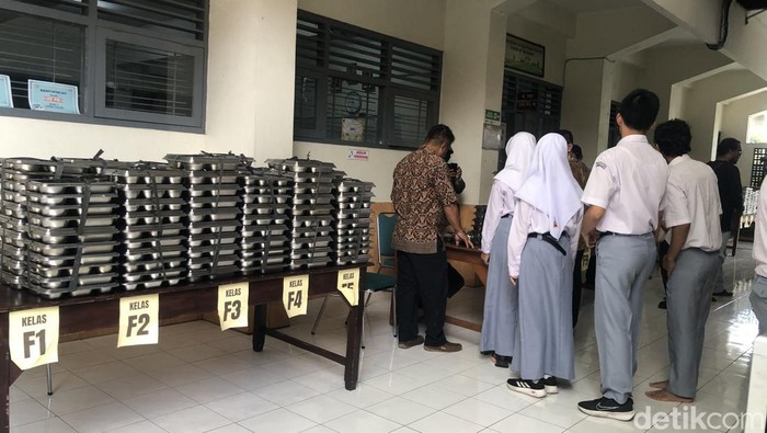 Pembagian MBG di SMA 1 Teladan Jogja, Kamis (16/10/2025).