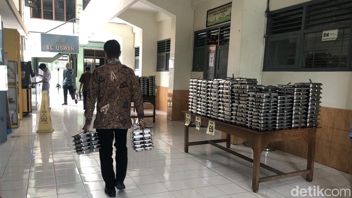 Pembagian MBG tetap berjalan usai ratusan siswa alami gejala keracunan, Kamis (16/10/2025).