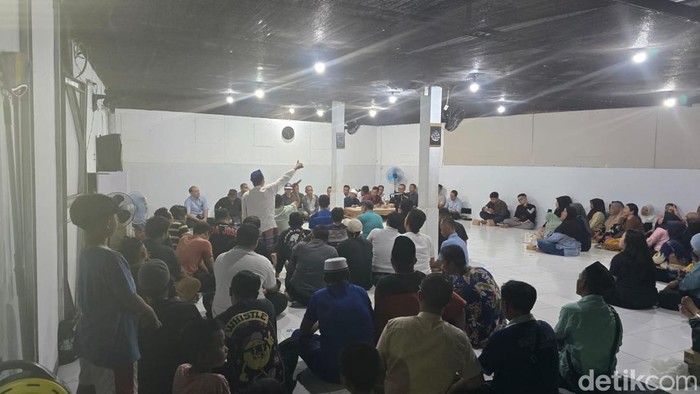 Mediasi permasalahan kebisingan PLTD Pemaron, berlangsung di Perumahan Nirwana Pemaron Rabu (15/10/2025) malam.