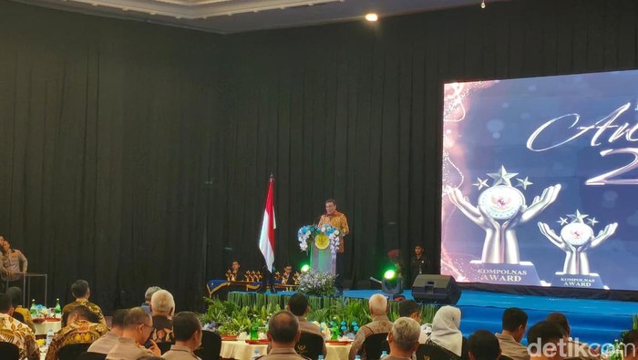 Menko Bidang Politik dan Keamanan (Polkam) sekaligus Ketua Kompolnas Djamari Chaniago. (Kurniawan/detikcom)