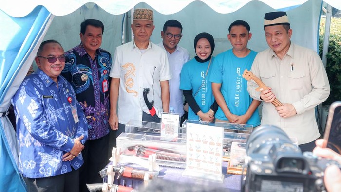 Menkop UMKM Ferry Julianto, Jamintel Reda Manthovani, Gubernur Banten Andra Soni, serta Bupati Tangerang Moch Maesyal Rasyid menyaksikan penandatanganan kerja sama PT Agung Sedayu Group kepada 60 Kopdes Merah Putih di Kabupaten Tangerang, Kamis (16/10/2025). (dok Pemprov Banten)