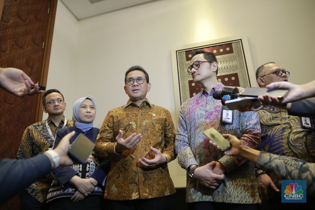 Menteri Perdagangan, Budi Santoso bersama Kepala Badan Pelaksana BPKH Fadlul Imansyah memberi keterangan pers usai penandatanganan MoU Kementerian Pedagangan dengan BPKH, Jakarta, Kamis (16/10/2025). (CNBC Indonesia/Muhammad Sabki)
