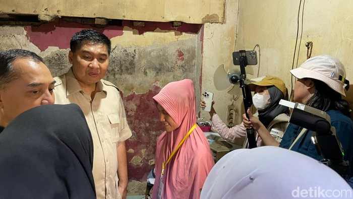 Menteri PKP Maruar Sirait didampingi Walkot Eri Cahyadi mendatangi rumah warga yang masuk program BSPS.