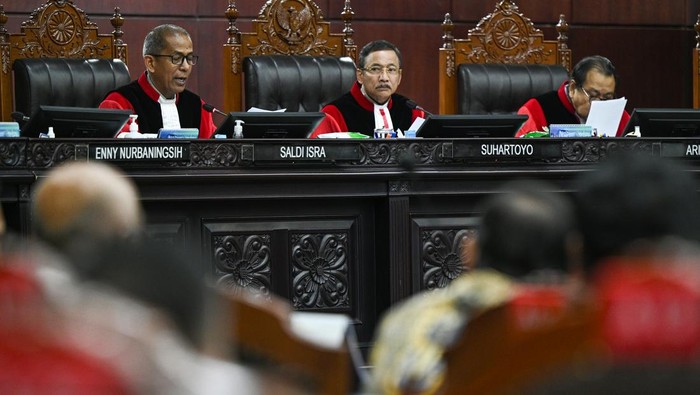 Ketua Mahkamah Konstitusi (MK) Suhartoyo (tengah) bersama Wakil Ketua MK Saldi Isra (kiri) memimpin sidang putusan di Gedung Mahkamah Konstitusi, Jakarta, Kamis (16/10/2025). Mahkamah Konstitusi menggelar sidang pembacaan putusan/ketetapan untuk 17 perkara permohonan uji materi di antaranya pengujian materiil Undang-Undang Nomor 20 Tahun 2023 tentang Aparatur Sipil Negara dan Undang-Undang Nomor 3 Tahun 2025 tentang Perubahan Atas Undang-Undang Nomor 34 Tahun 2004 tentang Tentara Nasional Indonesia. ANTARA FOTO/Fauzan