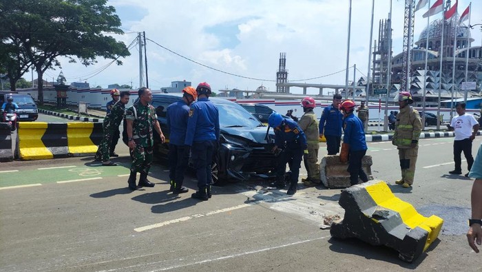 Mobil tabrak pembatas jalan di Pakansari, Bogor, Jawa Barat