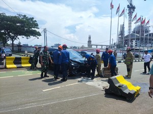 Mobil Tabrak Pembatas Jalan di Pakansari Bogor gegara Sopir Mengantuk