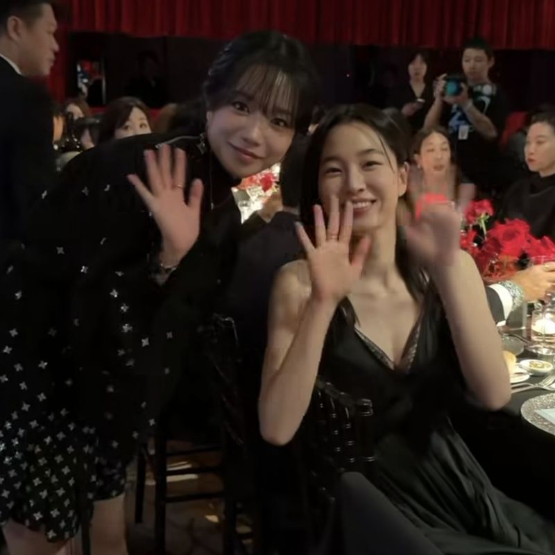 Momen interaksi idol-aktor di acara charity W Korea.