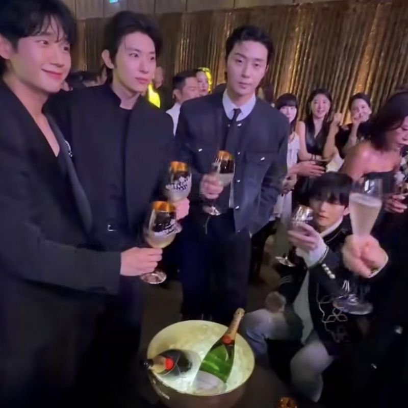 Momen interaksi idol-aktor di acara charity W Korea.