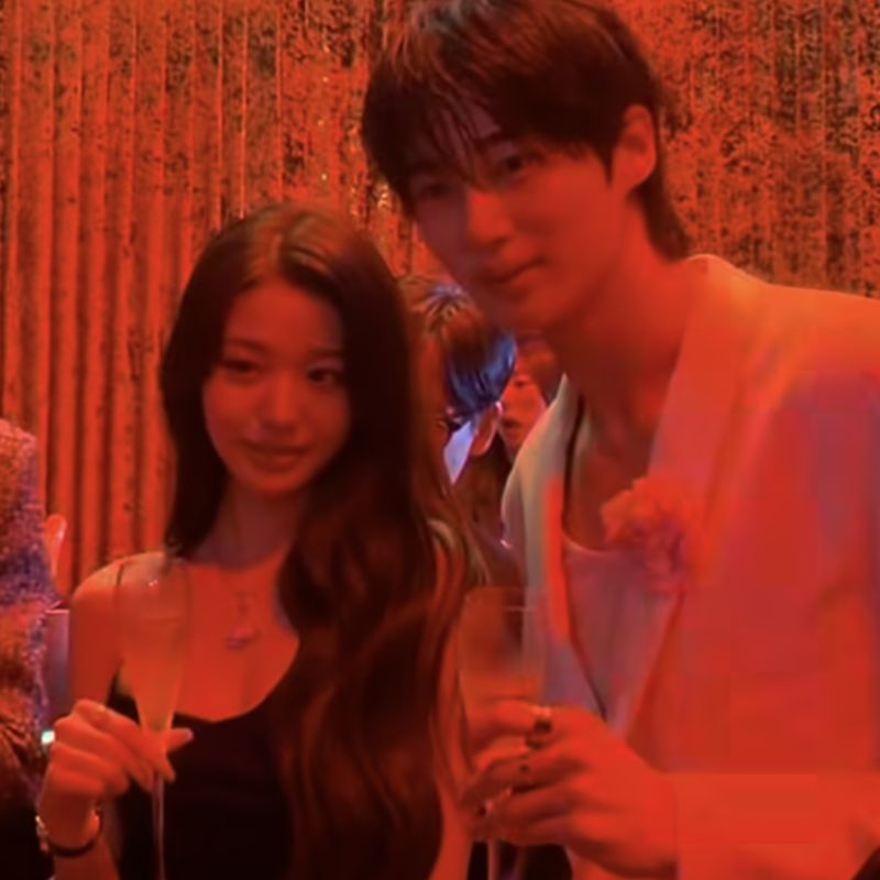 Momen interaksi idol-aktor di acara charity W Korea.