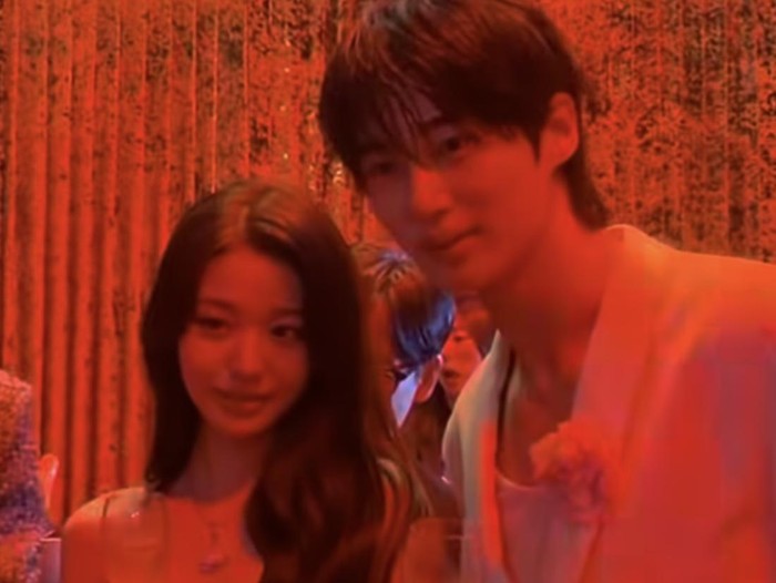 Momen interaksi idol-aktor di acara charity W Korea.