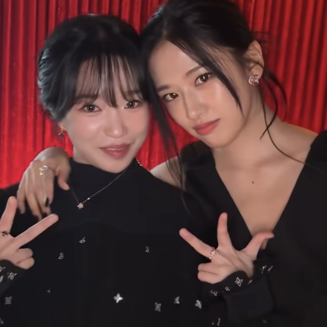 Momen interaksi idol-aktor di acara charity W Korea.