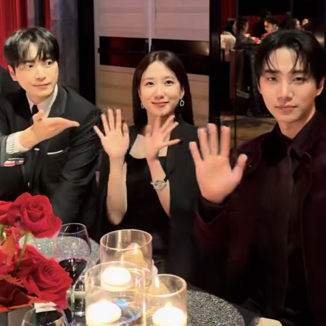 Momen interaksi idol-aktor di acara charity W Korea.