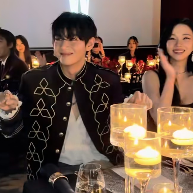 Momen interaksi idol-aktor di acara charity W Korea.