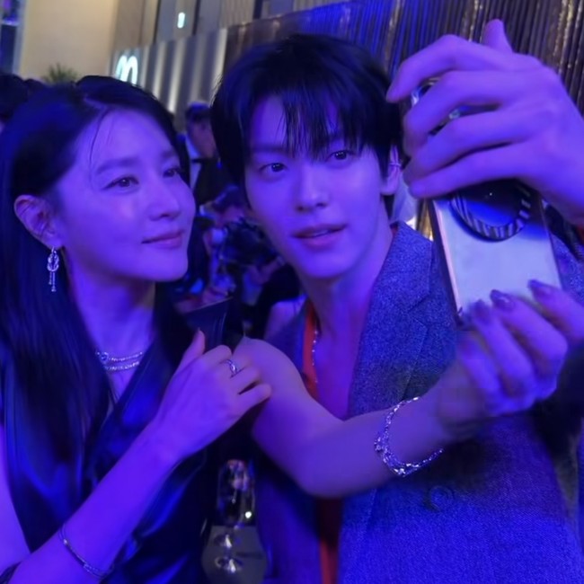 Momen interaksi idol-aktor di acara charity W Korea.