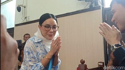 Nikita Mirzani Cosplay Jadi Putri Firaun di Sidang Melawan Reza Gladys