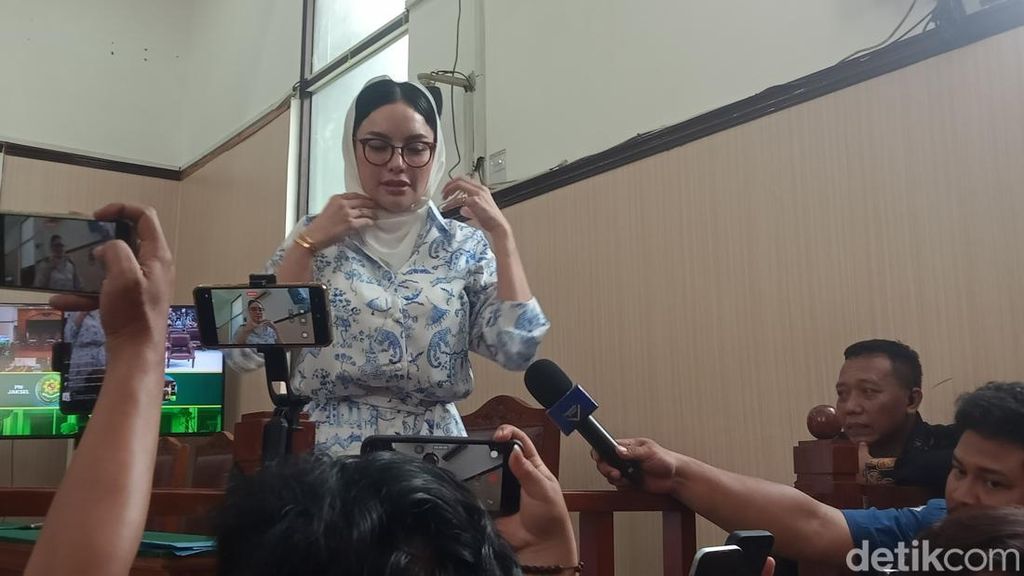 Berat Badan Nikita Mirzani Turun, Stres Anak Sakit