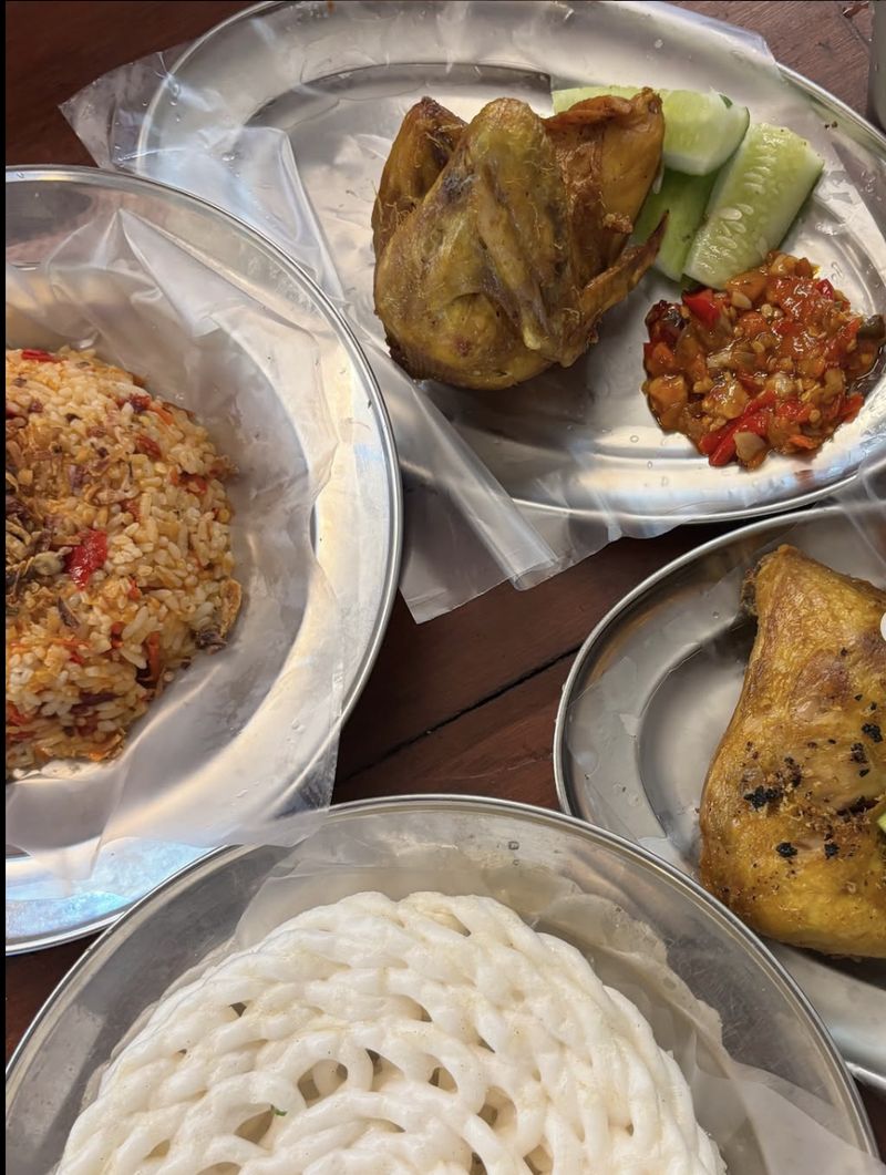Nikmat! Ini 5 Tempat Makan Nasi Ayam dengan Pilihan Sambal Pedas Menyengat