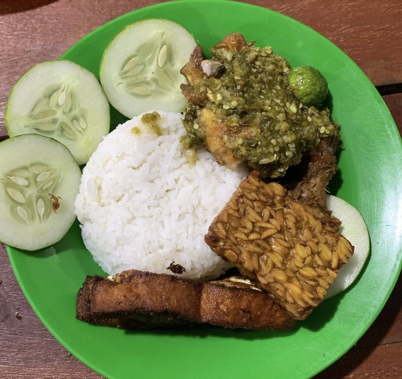 Nikmat! Ini 5 Tempat Makan Nasi Ayam dengan Pilihan Sambal Pedas Menyengat